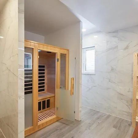 Hedera Estate, Hedera X Mokošica