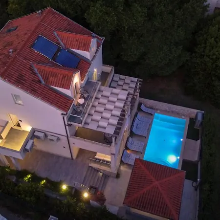 Villa Hedera Estate, Hedera X *