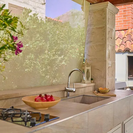 Villa Hedera Estate, Hedera X *