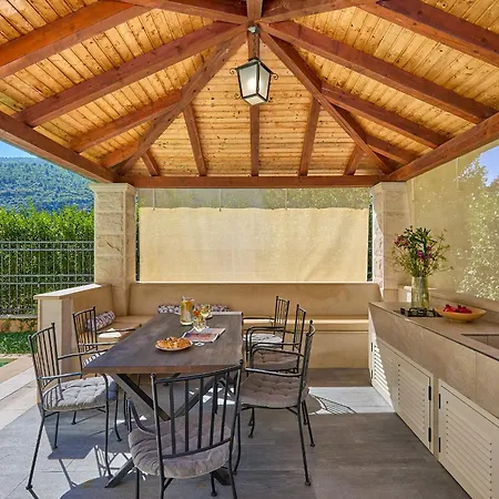 Hedera Estate, Hedera X Mokošica