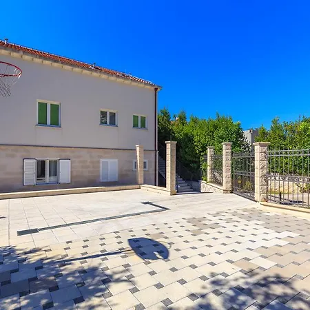 Hedera Estate, Hedera X