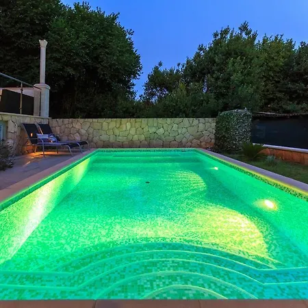 Villa Hedera Estate, Hedera X *