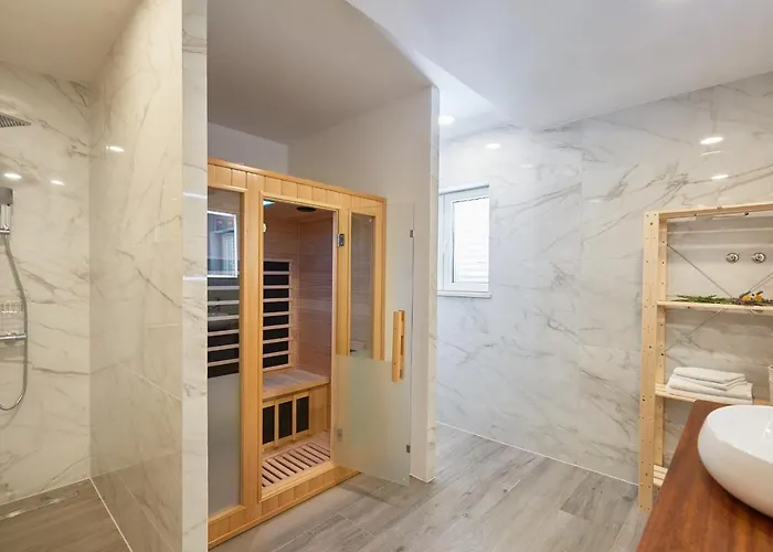 Hedera Estate, Hedera X Mokošica