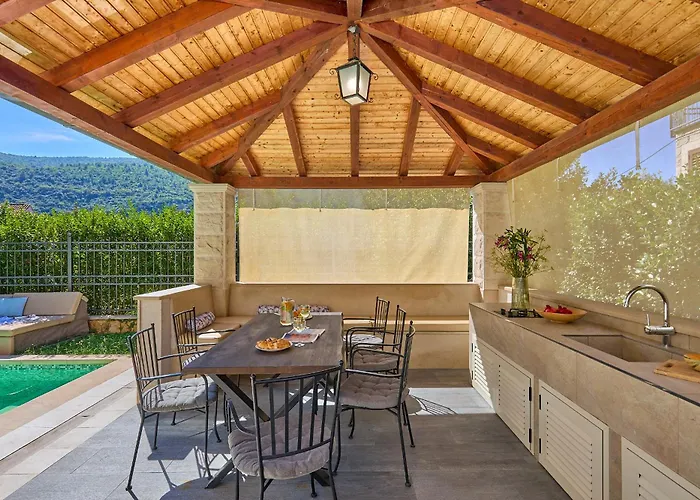 Hedera Estate, Hedera X Mokošica