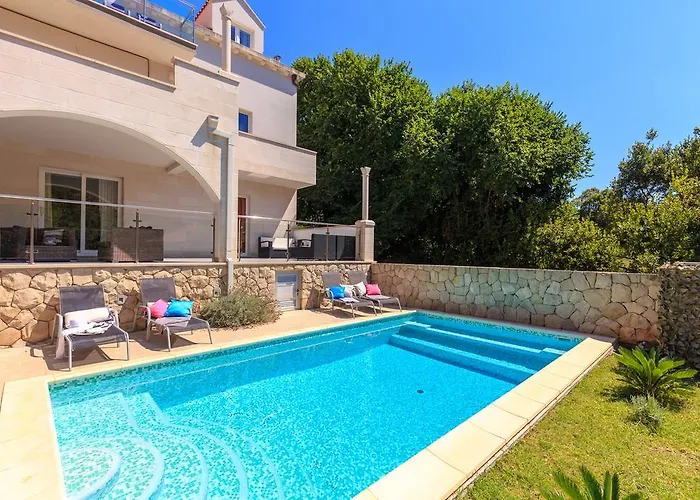 Hedera Estate, Hedera X Mokošica