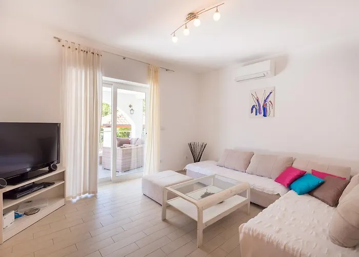 Hedera Estate, Hedera X Mokošica